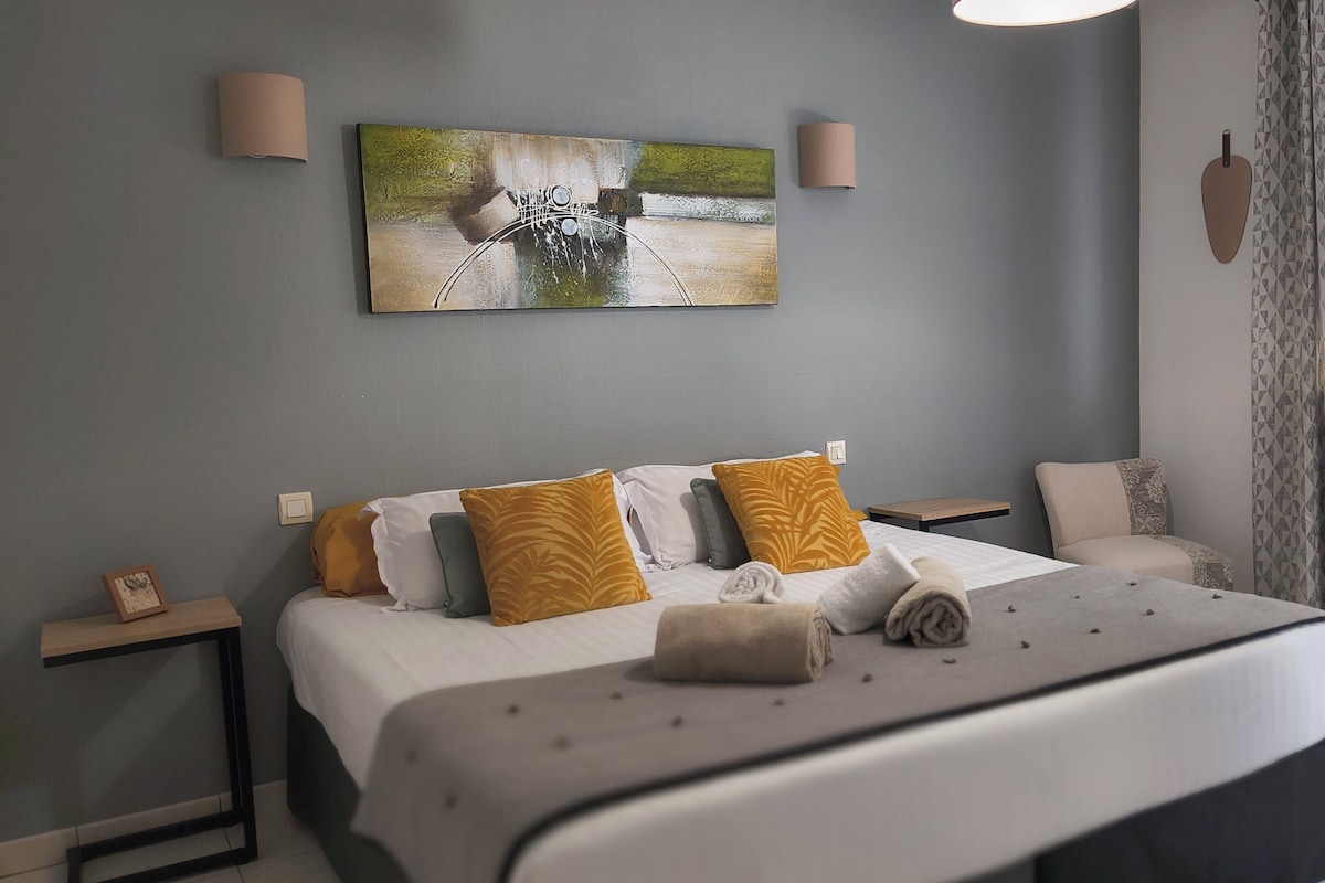 Ropa de cama de alta calidad y escritorio