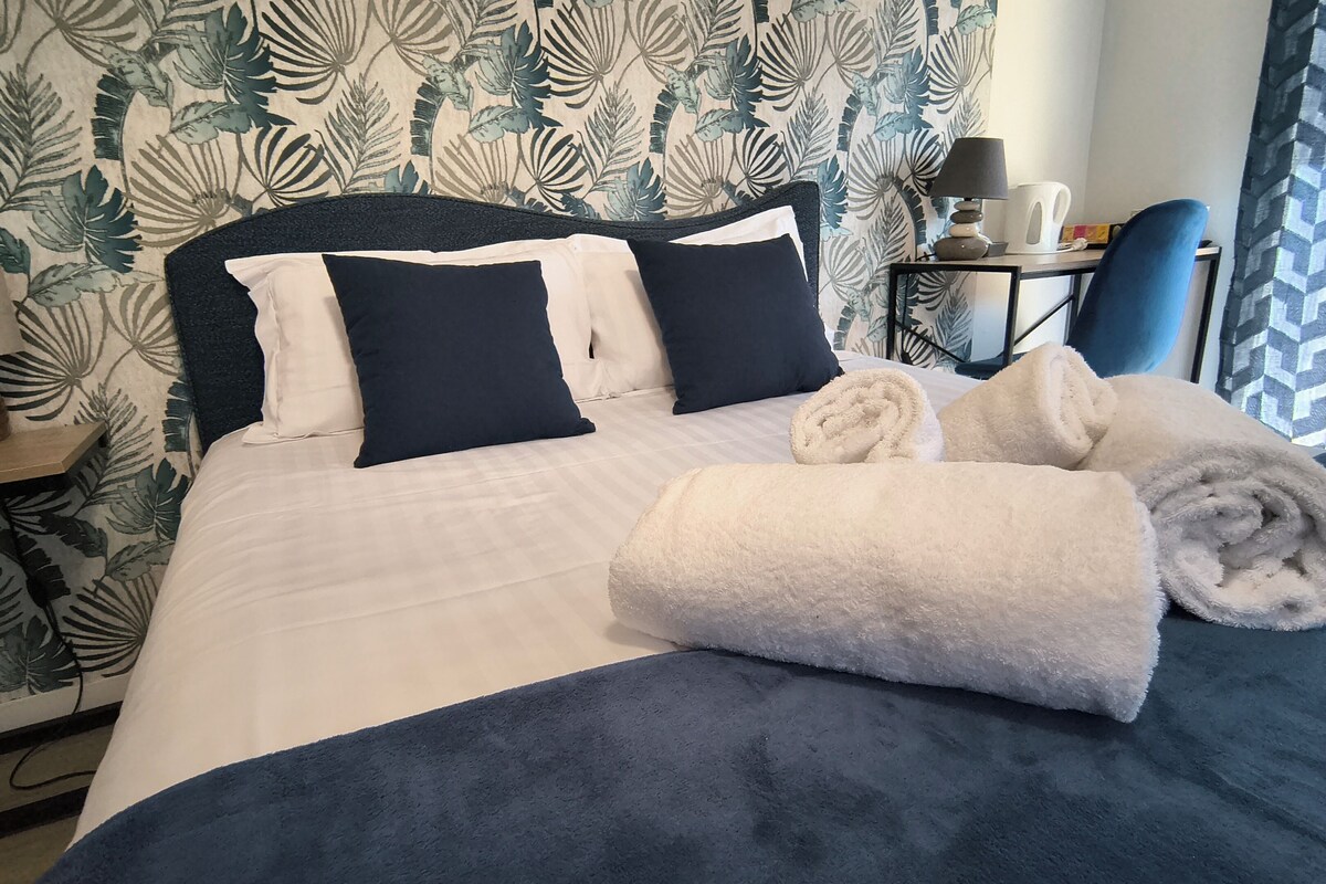 Ropa de cama de alta calidad y escritorio