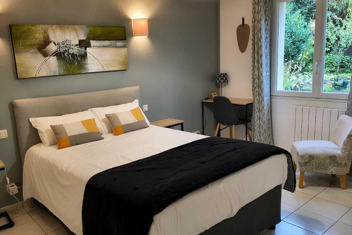 Comfort Double Room, 1 Queen Bed | Premium bedding, individually decorated, desk, laptop workspace