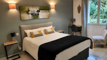Comfort Double Room, 1 Queen Bed | Premium bedding, individually decorated, desk, laptop workspace