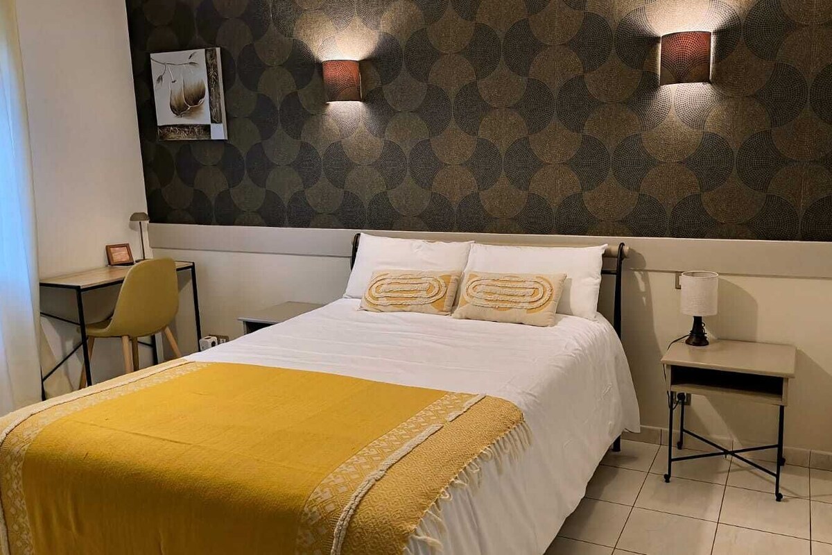 Habitación doble Confort, 1 cama Queen size | Sábanas de algodón egipcio y ropa de cama de alta calidad 