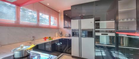 Standaard appartement, meerdere slaapkamers, koelkast & magnetron (Residenza Borgo Rustico) | Privékeuken | Een koelkast, een microgolfoven, een oven, een kookplaat