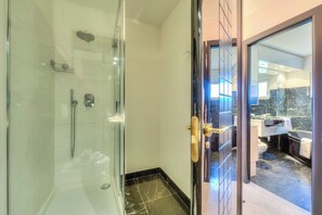 Departamento estándar, varias habitaciones, refrigerador y microondas (Residenza Borgo Rustico) | Baño | Tina y regadera independientes, secadora de cabello, toallas, jabón 