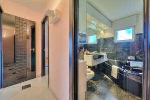 Separate tub and shower, hair dryer, towels, soap - Residenza Borgo Rustico (Collina d'Oro)