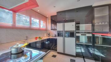 Apartamento standard, vários quartos, geladeira e micro-ondas (Residenza Borgo Rustico) | Cozinha privada | Geladeira, micro-ondas, fogão, cooktop