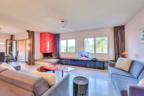 ทีวีจอแบน 21 นิ้ว พร้อมช่องดาวเ ทียม, ทีวี, สเตอริโอ