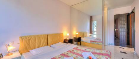 Standaard appartement, meerdere slaapkamers, koelkast & magnetron (Residenza Borgo Rustico) | 2 slaapkamers, een laptopwerkplek, wifi (toeslag), beddengoed