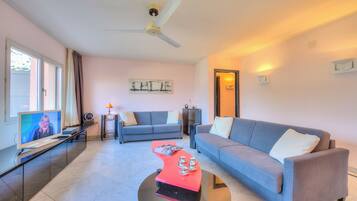 Standard Apartment, Multiple Bedrooms, Refrigerator & Microwave (Residenza Borgo Rustico) | Ruang tamu | 21 inci televisyen skrin rata dengan satelit, TV, stereo