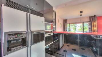 LÀgenhet Standard - flera sovrum - kylskÄp och mikrovÄgsugn (Residenza Borgo Rustico) | Eget kök | KylskÄp, mikrovÄgsugn, ugn och spishÀll