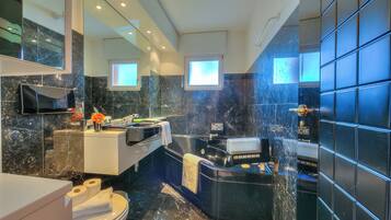 Standard Apartment, Multiple Bedrooms, Refrigerator & Microwave (Residenza Borgo Rustico) | Bilik Mandi | Tab mandi dan pancuran berasingan, pengering rambut, tuala disediakan