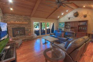Condo, 3 Bedrooms | Living area