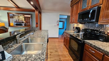 Condo, 3 quartos | Cozinha privada | Geladeira, cafeteira/chaleira, torradeira