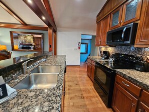 Condo, 3 quartos | Cozinha privada | Geladeira, cafeteira/chaleira, torradeira