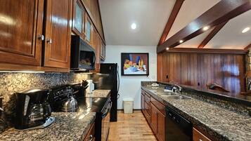 Condo, 3 Bedrooms | Dapur peribadi | Peti sejuk, pembancuh kopi/teh, pembakar roti