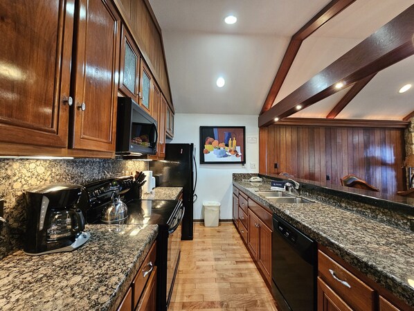 Condo, 3 habitaciones | Cocina privada | Refrigerador, cafetera y tetera y tostadora 