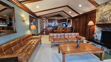 Condo, 3 quartos | Área de estar