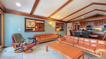 Condo, 3 Bedrooms | Ruang tamu