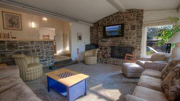 House, 4 Bedrooms | Living area