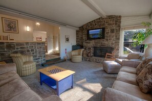 House, 4 Bedrooms | Living area