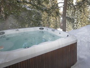 Condo, 2 habitaciones | Tina de hidromasaje al aire libre