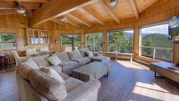 House, 4 Bedrooms | Ruang tamu