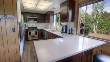 House, 4 Bedrooms | Dapur peribadi | Peti sejuk, pembancuh kopi/teh, pembakar roti