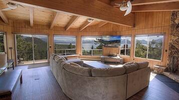 House, 4 Bedrooms | Ruang tamu