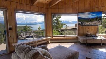 House, 4 Bedrooms | Ruang tamu