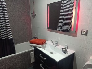 Bidet, towels, soap, shampoo - Appartement la siesta beach resort 2 minutes from the beach (Mohammédia)