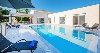 Family Villa Ami - private minigolf, outdoors gym, heated pool - 2min from beach