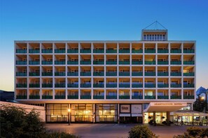 Front of property – evening/night - Aranyhomok Hotel Business & Relax (Kecskemet)