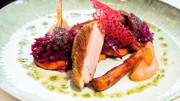 Prato com diversos carnes e legumes.
