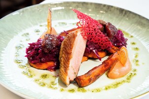 Prato com diversos carnes e legumes.