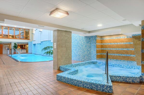 A hotel lobby with a swimming pool, a hot tub, and a reception area. - Aranyhomok Hotel Business & Relax (Kecskemet)