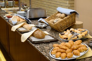 Desayuno buffet diario (EUR 12 por persona)