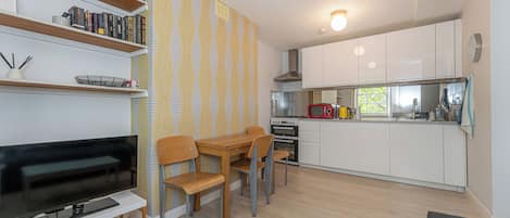 Apartment (2 Bedrooms) | Private kitchen | Fridge, microwave, dishwasher, cookware/dishes/utensils