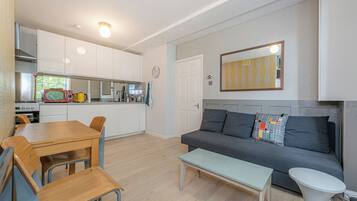 Lejlighed (2 Bedrooms) | Opholdsområde | 32-tommers tv med kabelkanaler