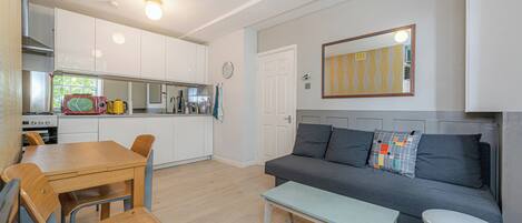 Căn hộ (2 Bedrooms) | Khu phòng khách | TV 32-inch có truyền hình cáp