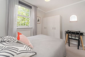 Apartment (2 Bedrooms) | 2 bedrooms, premium bedding, desk, laptop workspace