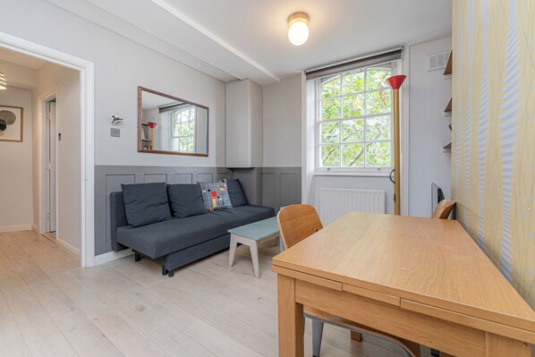 Apartment (2 Bedrooms) | Living area | 32-inch TV with cable channels - King’s Cross Charm (London)