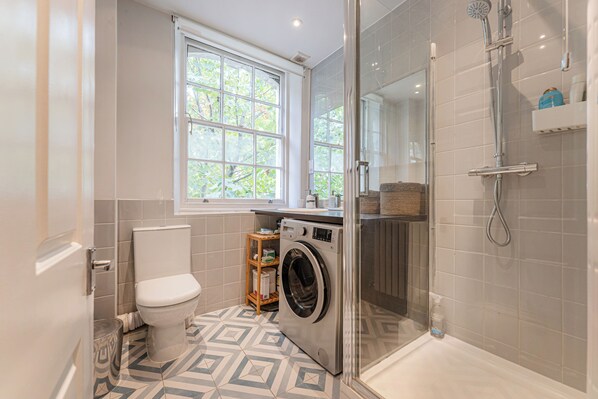 Apartment (2 Bedrooms) | Bathroom | Shower