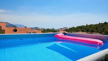 Piscina externa sazonal, guarda-sóis, espreguiçadeiras