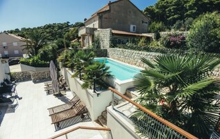 Una piscina al aire libre de temporada, sombrillas