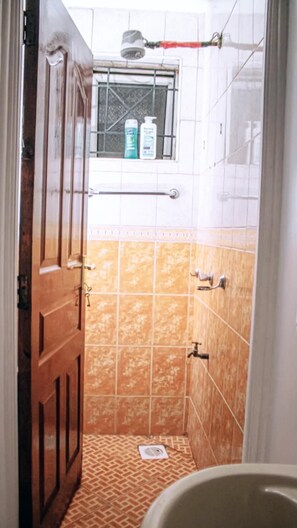 Apartment | Bathroom | Shower, towels - Remarkable 3-bed Apartment in Nakuru (Nakuru)