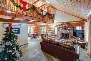 캐빈, 침실 2개 | 거실 공간 | 스마트 TV