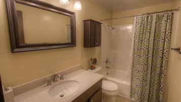 Condo, 3 Bedrooms | Bathroom | Free toiletries, hair dryer, towels