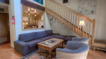 Condo, 3 Bedrooms | Interior