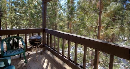 Alpine Getaway 3 Bedroom Home by RedAwning