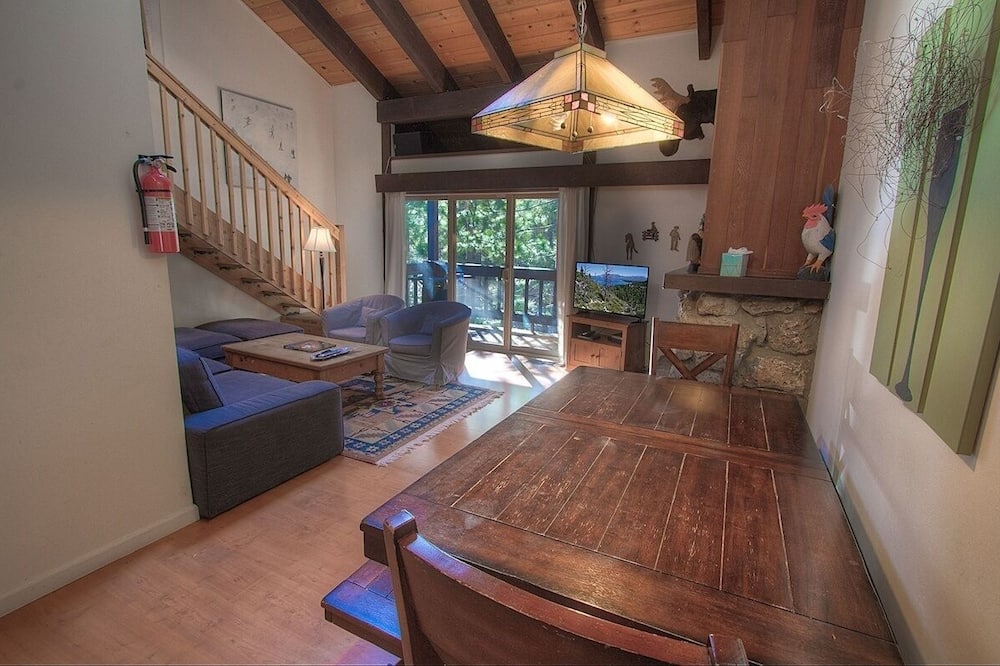 Alpine Getaway 3 Bedroom Home by RedAwning - Star Harbor, CA