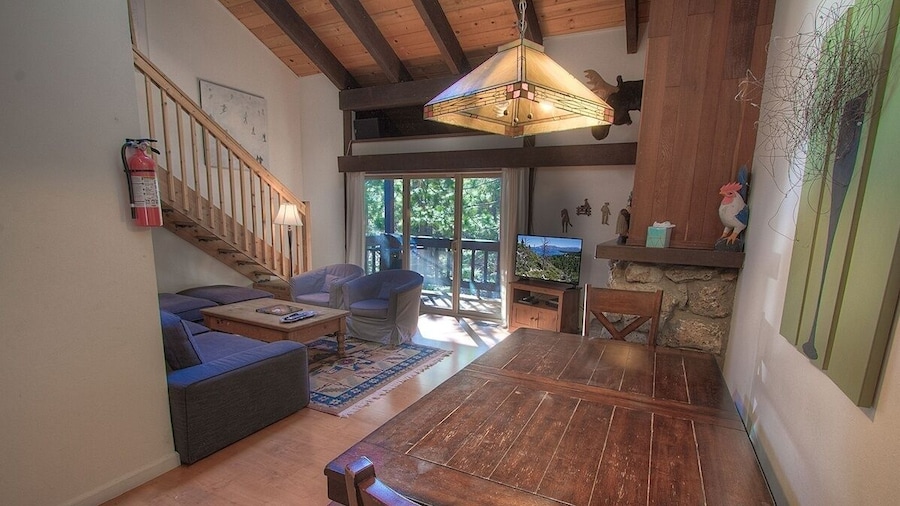 Alpine Getaway 3 Bedroom Home by RedAwning